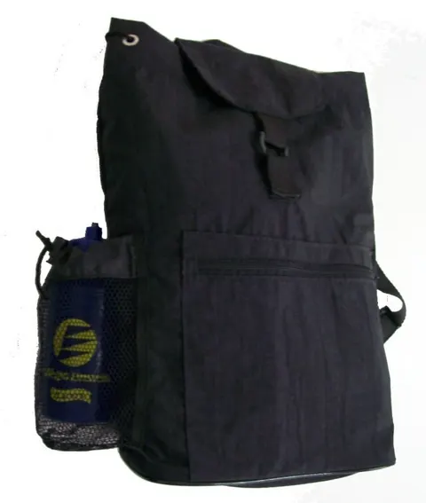 Mochila com aba, fivela e porta-garrafa, modelo MOC-21